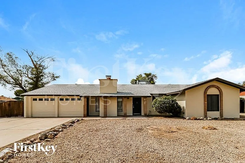4 bed, 2.0 bath, 2404 sqft, $2,625 — Photo 1
