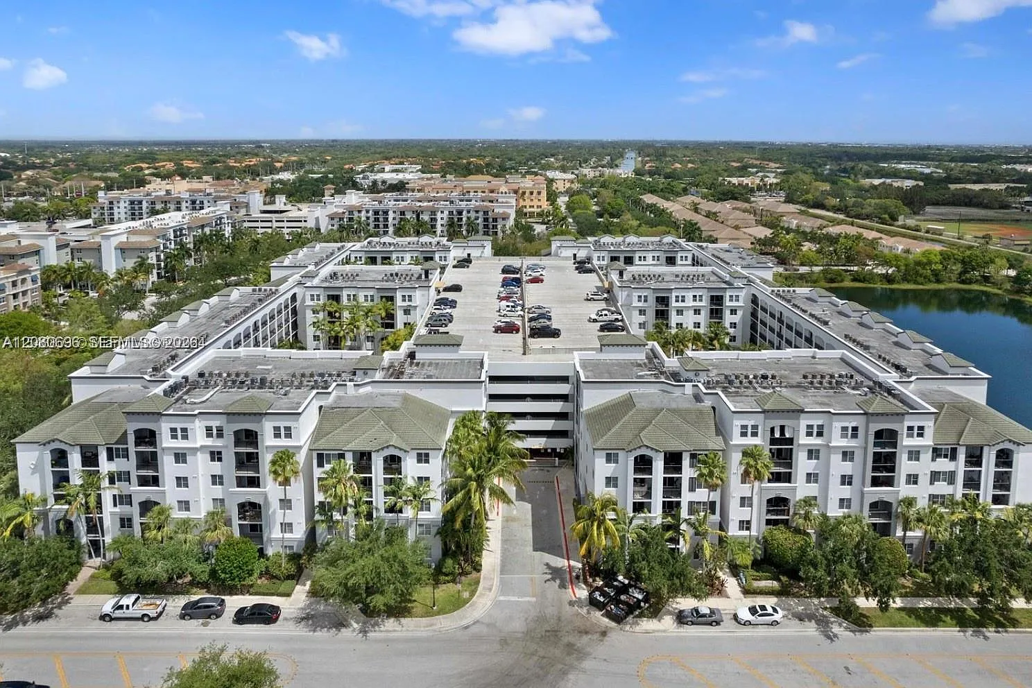 Vizcaya Lakes Condo — Photo 1