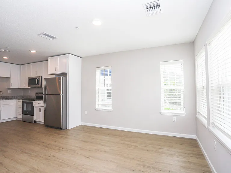 Royal Oak Apartments — Photo 16