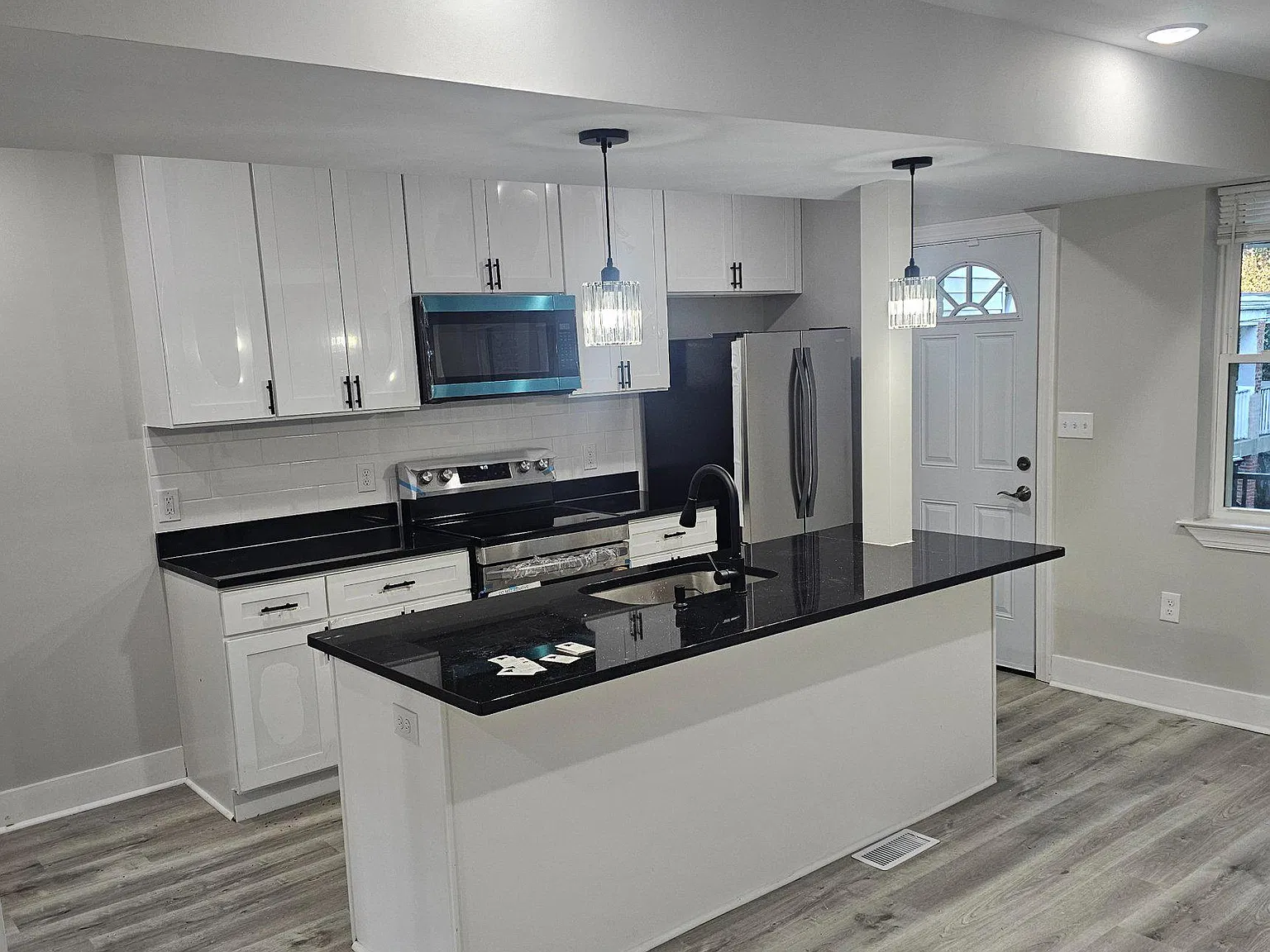2 bed, 3.0 bath, 1129 sqft, $3,000 — Photo 2