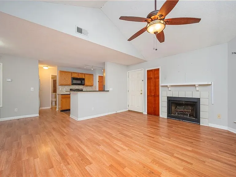 915 Wentworth Ct — Photo 5