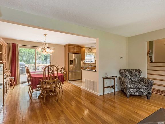 4th image of 32 Crest Dr