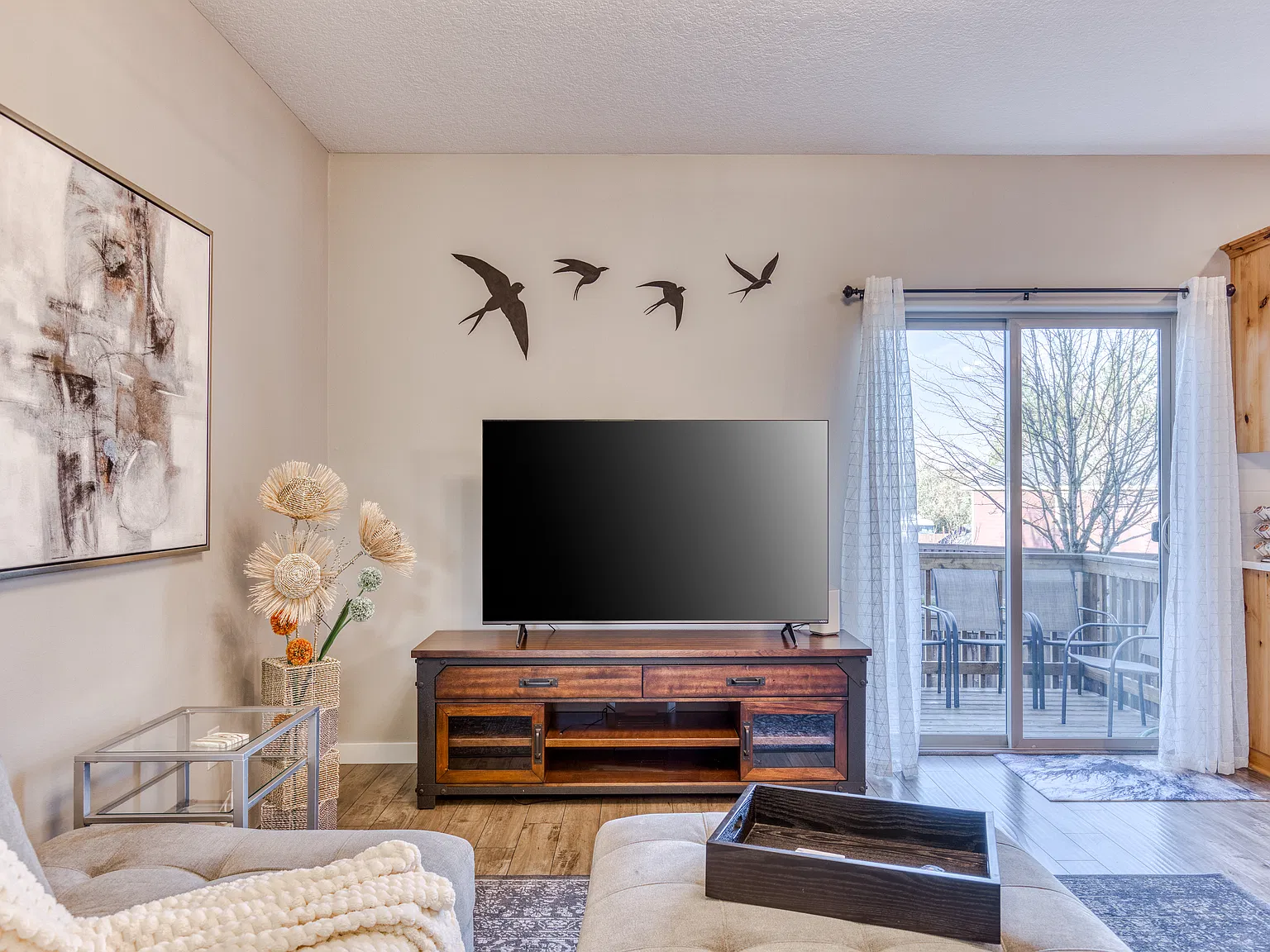 3 bed, 2.5 bath, 1741 sqft, $4,350 — Photo 2