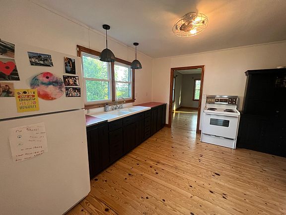 5th image of 211 Trenton St