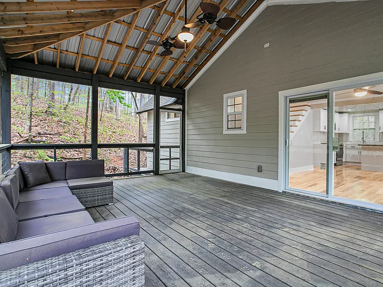 Screened in porch