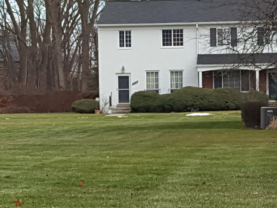 1st image of 512 Fox Hills Dr S #1