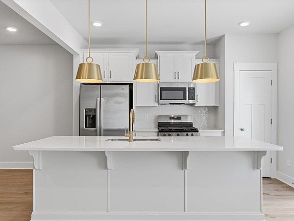 3rd image of 412 W Parima Ct