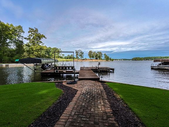 4th image of 131 Barrington Hall Dr