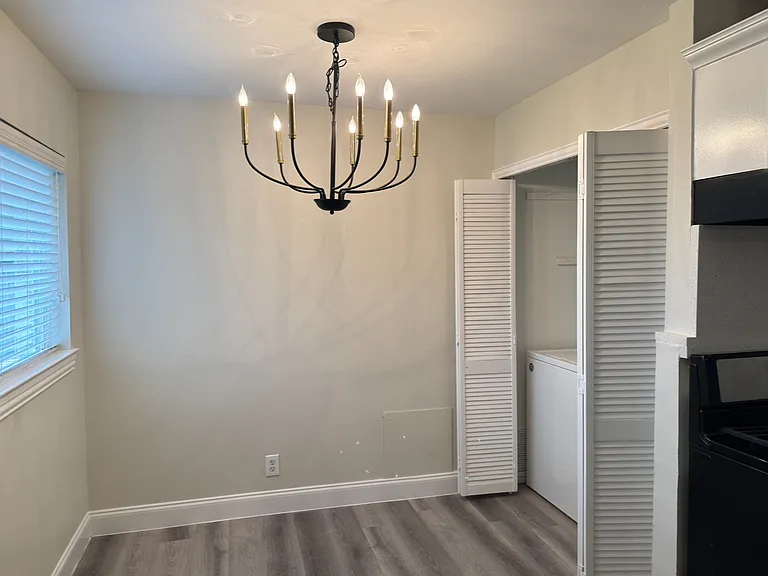 902 Greenbriar Ln — Photo 9