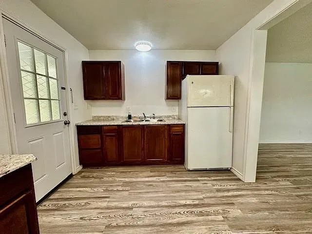 2 bed, 1.0 bath, 720 sqft, $900 — Photo 3