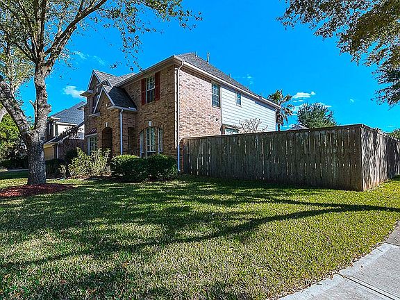 3rd image of 5923 Brook Bend Dr