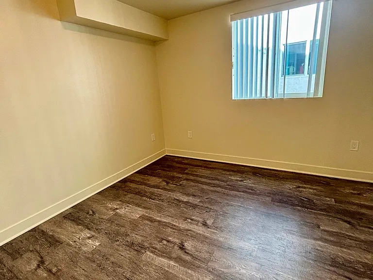 7712 S Hoover St — Photo 12