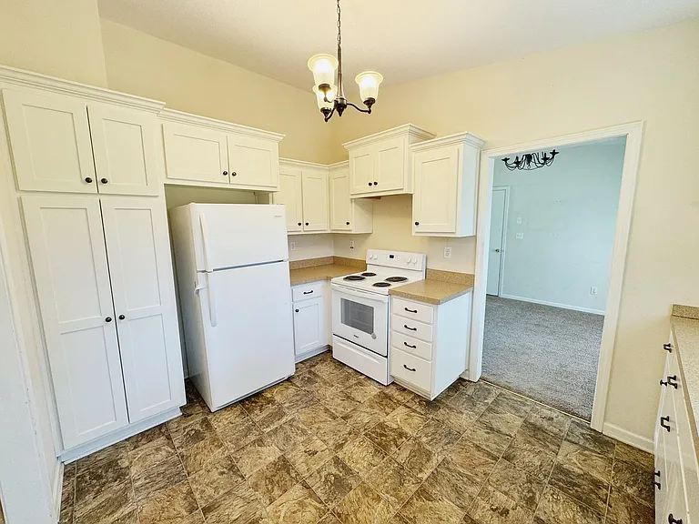 804 E Clark St — Photo 6