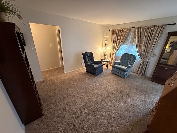 4th image of 2104 Oak Ln