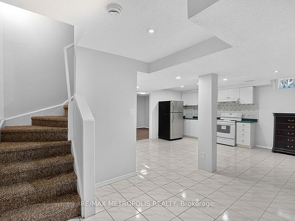 4th image of 32 Summerlea St #Basement
