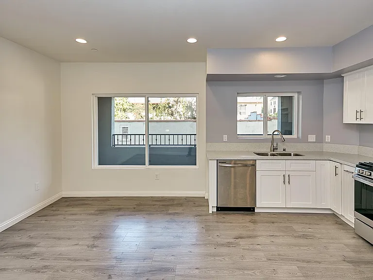 407 N Ardmore Ave #201 — Photo 5
