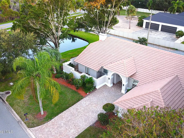 101 Island Grove Dr — Photo 4