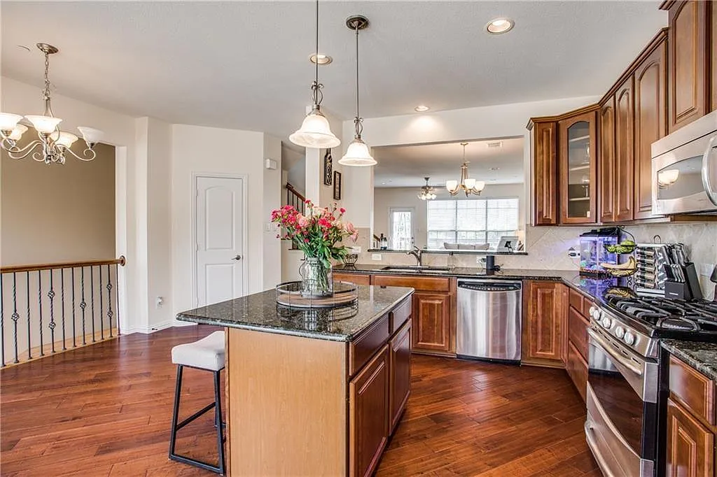 3 bed, 3.5 bath, 2273 sqft, $2,700 — Photo 3