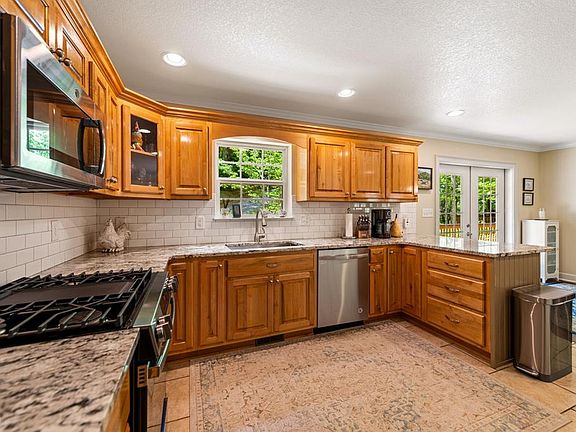 15th image of 270 Ausburn Rd