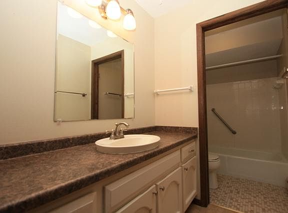 4th image of 2101 Chateau Ct