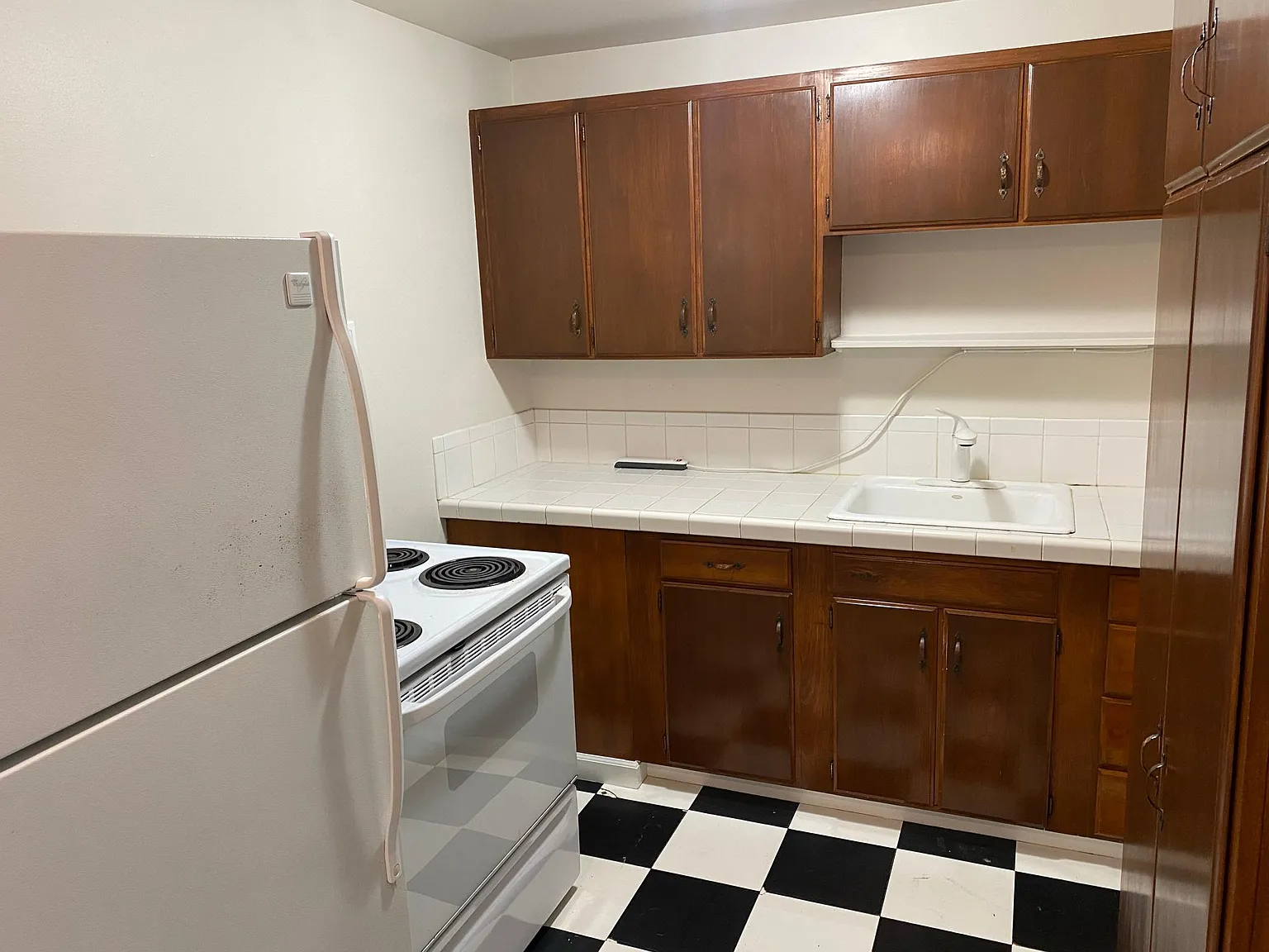 3 bed, 900 sqft, $2,800 — Photo 3