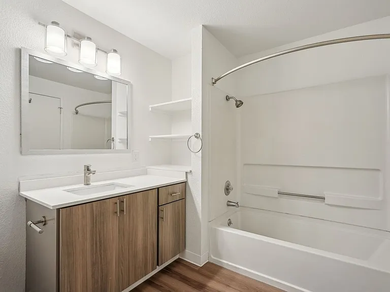 The Arch - Apartments & Townhomes — Photo 11