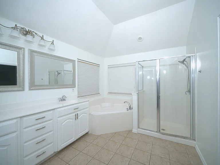 2708 Comanche Trl — Photo 16
