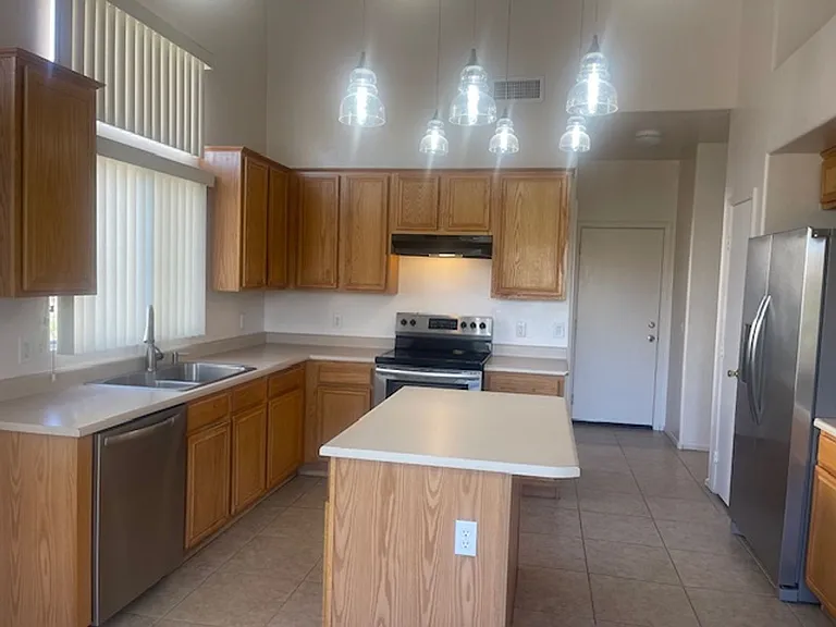 1690 W Wagon Wheel Rd — Photo 5