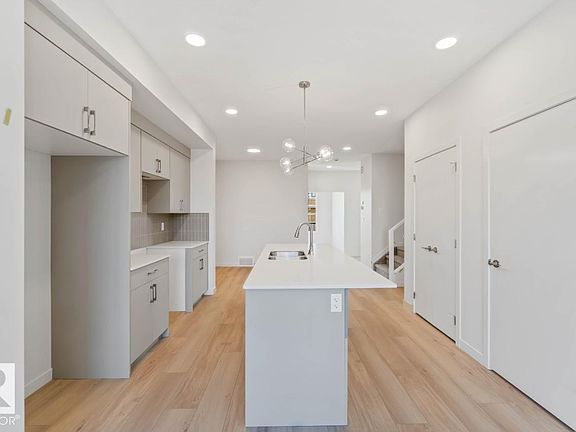4th image of 7128 50a Ave