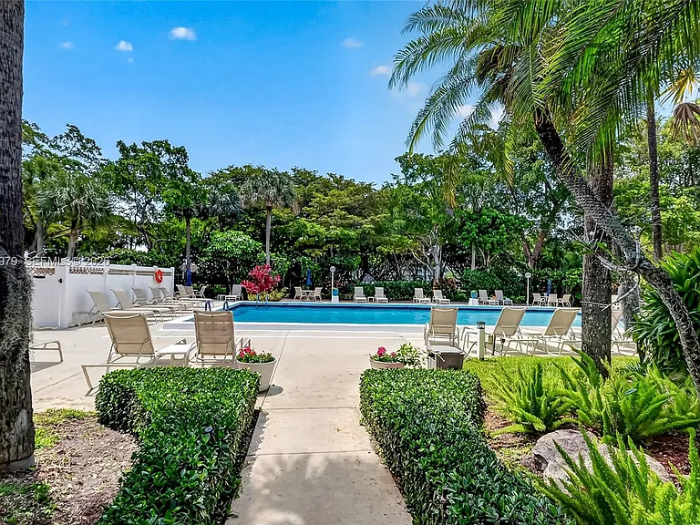 4015 W Palm Aire Dr #502 — Photo 28