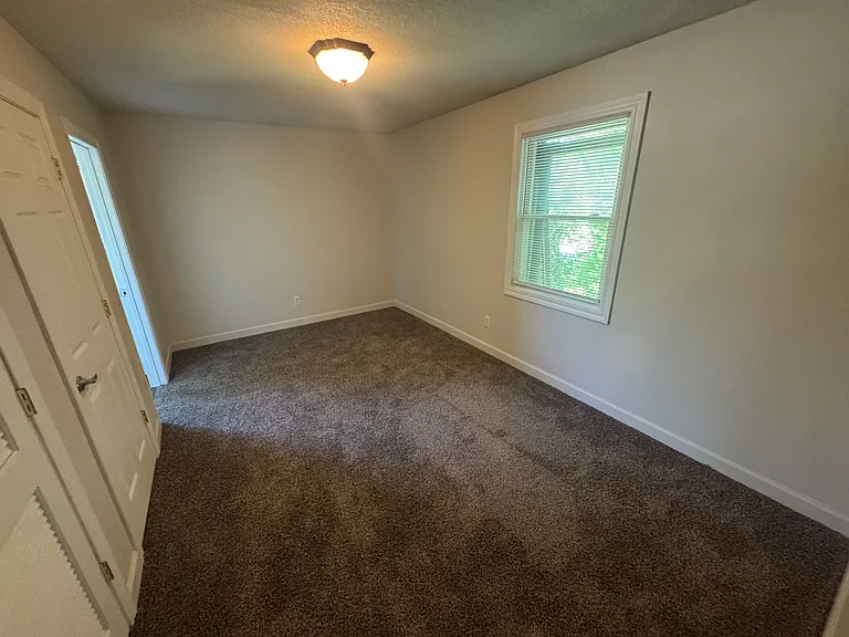 1598 Woodland Dr — Photo 4