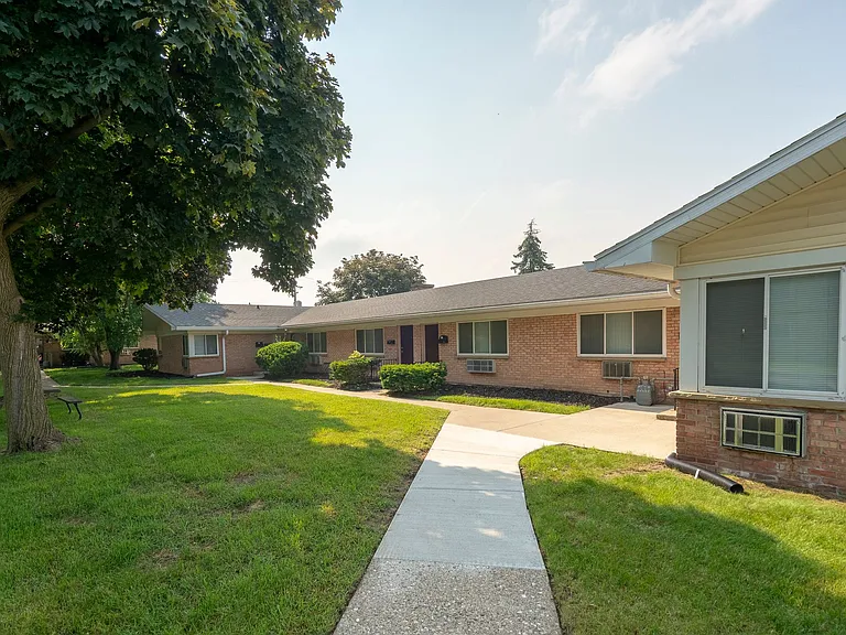 Apartment off 28th and Clyde Park Available — Photo 6