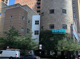 40 E 9th St