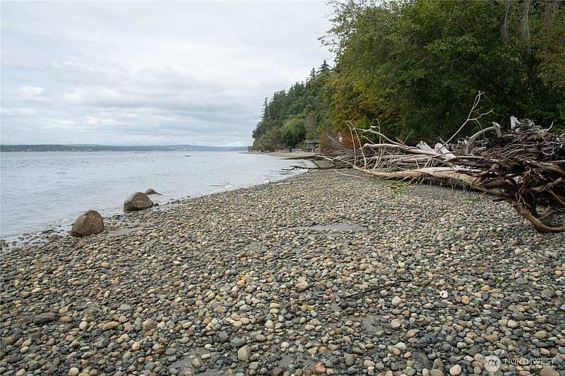 3rd image of 6206 Crescent Beach Road