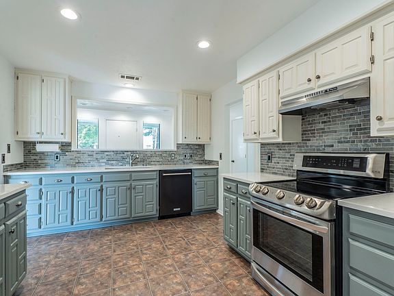 4th image of 3300 Wells Dr