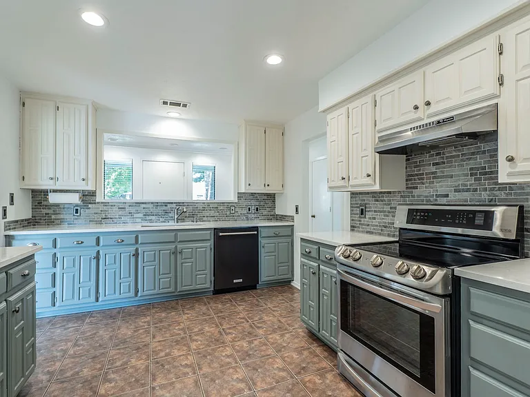 3300 Wells Dr — Photo 4