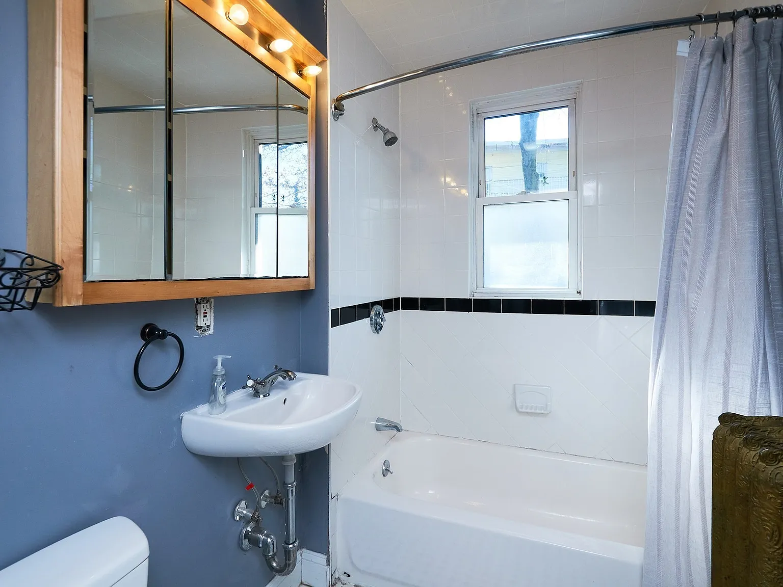 3 bed, 1.0 bath, 1250 sqft, $3,000 — Photo 4