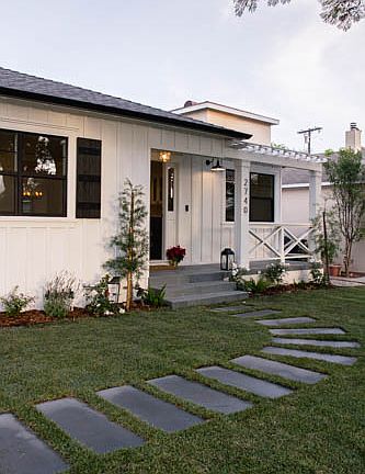 3rd image of 2740 Barry Ave