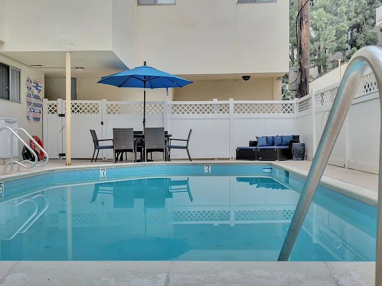 432 N Palm Dr — Photo 25