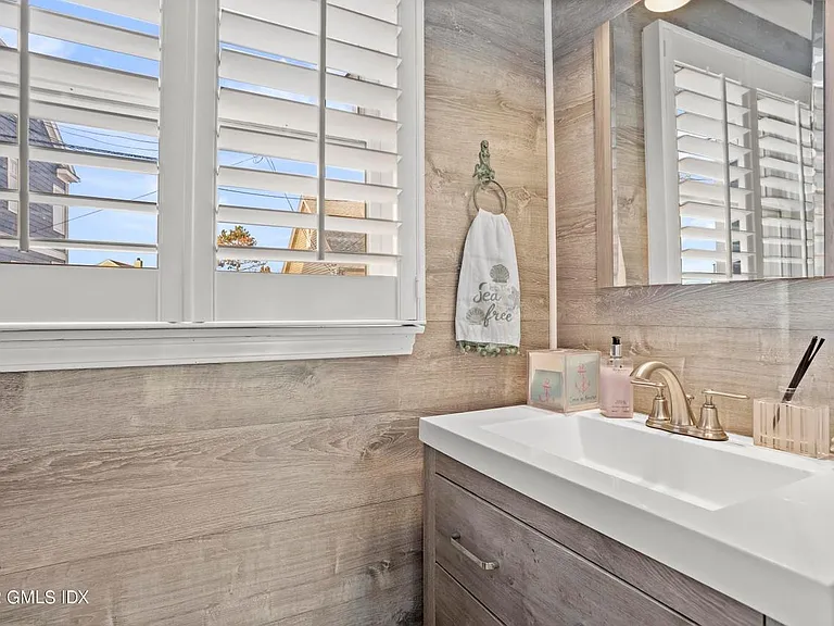 2149 Fairfield Beach Rd — Photo 14