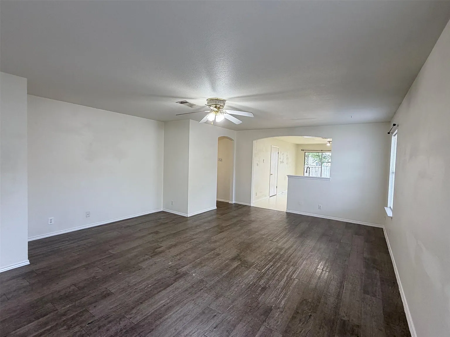 3 bed, 2.0 bath, 1396 sqft, $1,700 — Photo 4