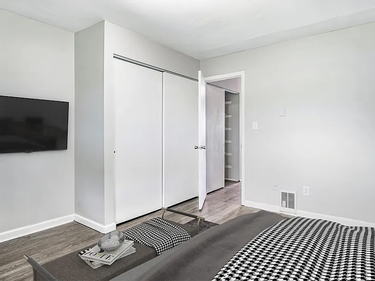 The Meridian Apartments — Photo 10