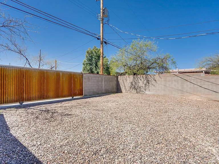 1120 E Waverly St #2 — Photo 33