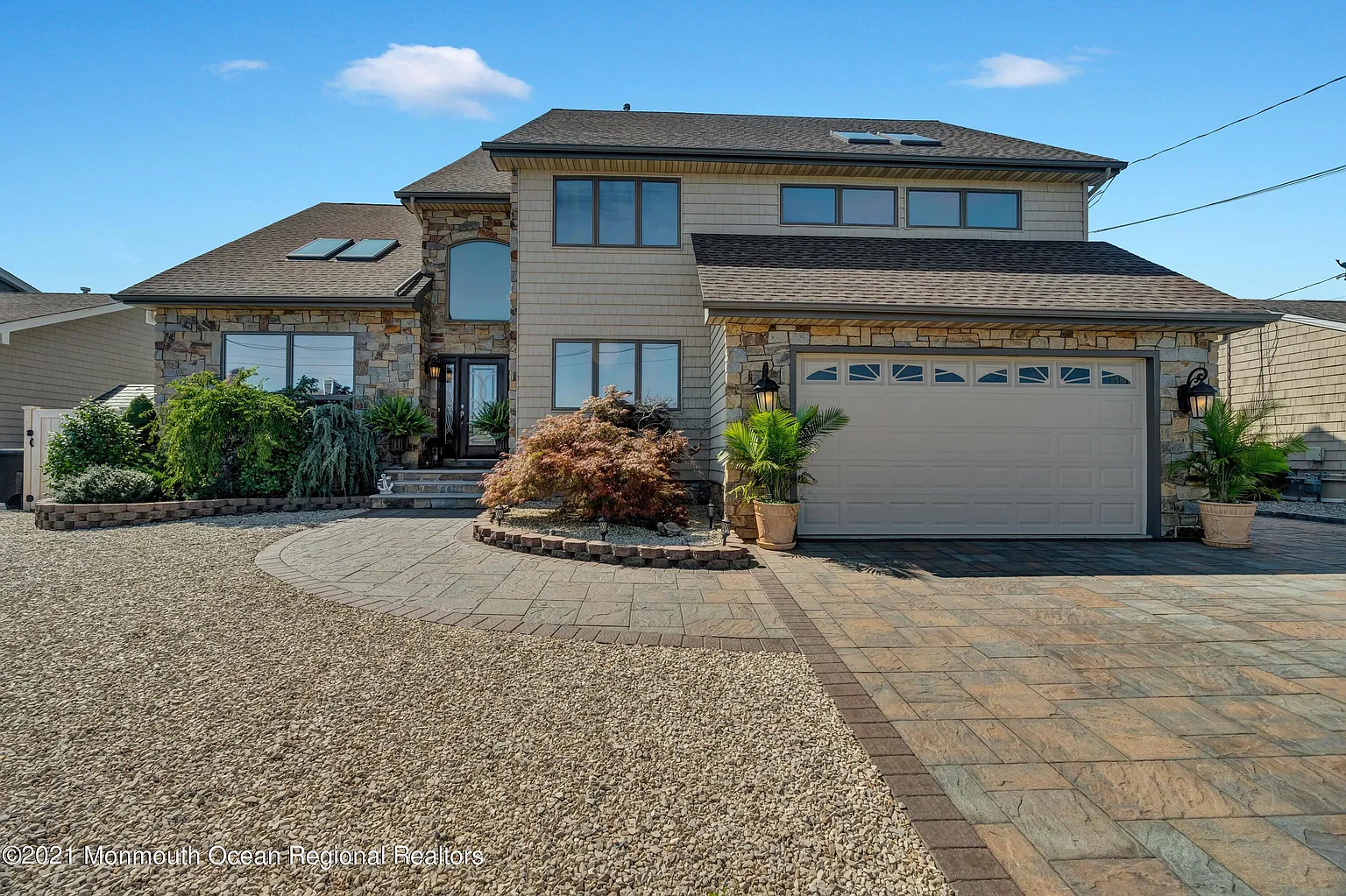 592 N End Ave photo 1