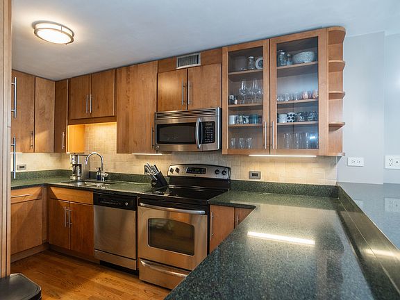 4th image of 2020 N Lincoln Park W APT 11C