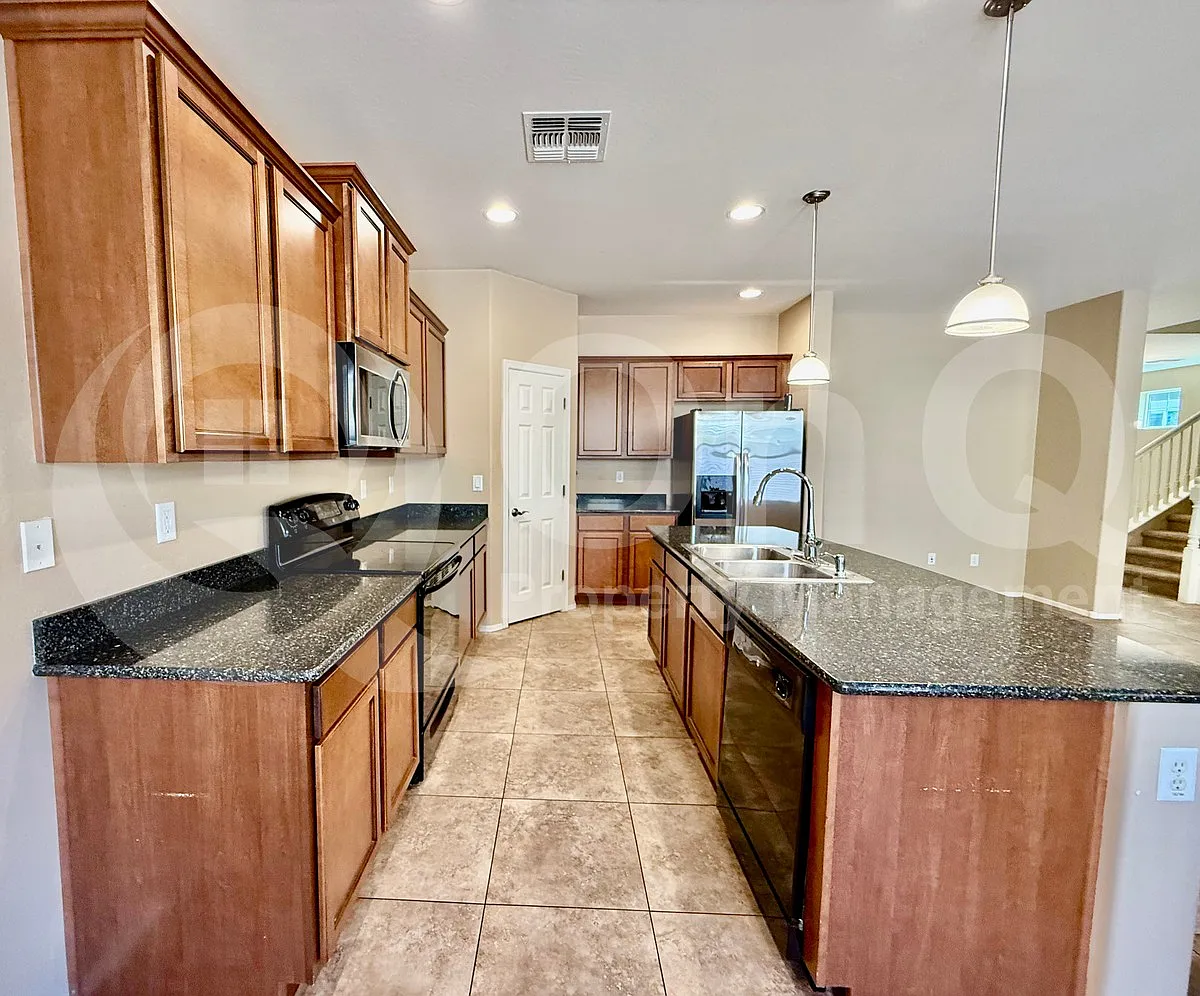 3 bed, 3.0 bath, 2368 sqft, $2,185 — Photo 4