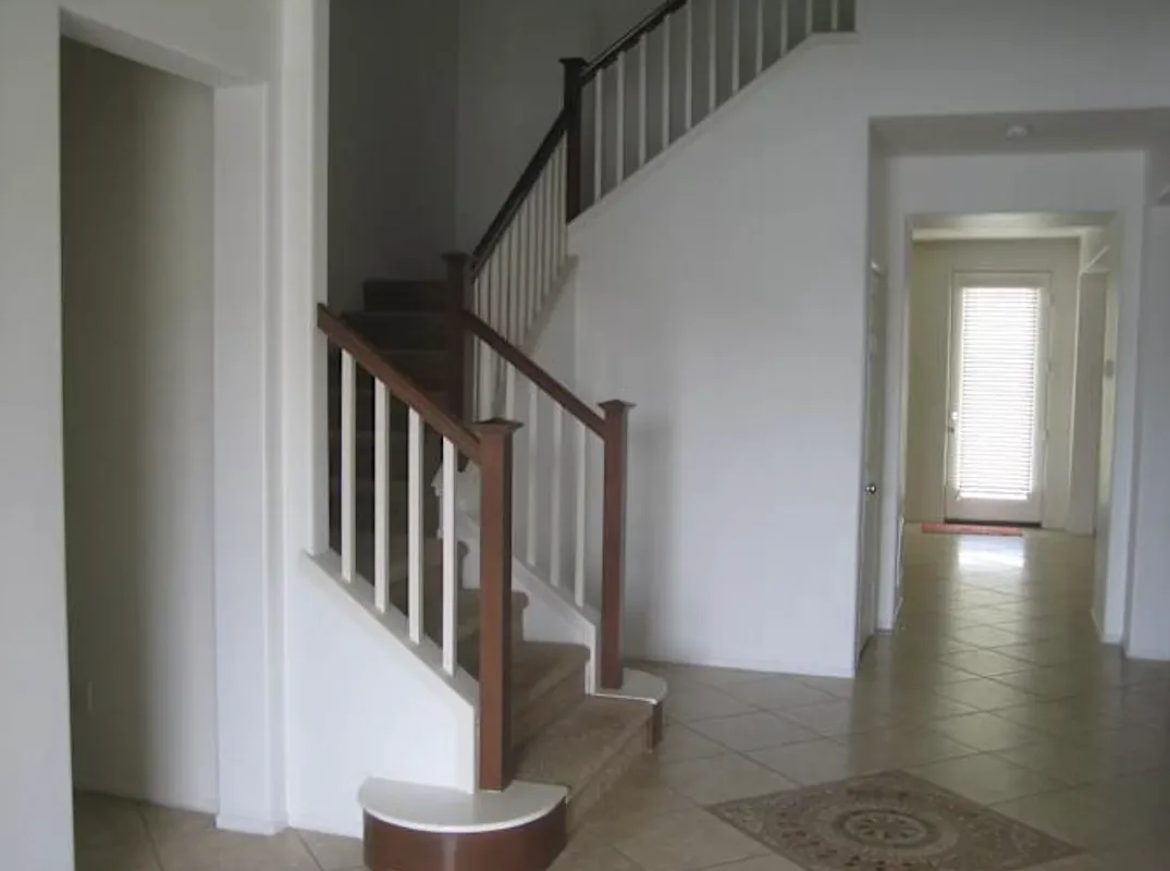 5 bed, 4.0 bath, 3474 sqft, $1,000 — Photo 2