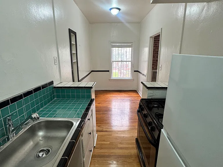 DE MILLE MANOR — Photo 16