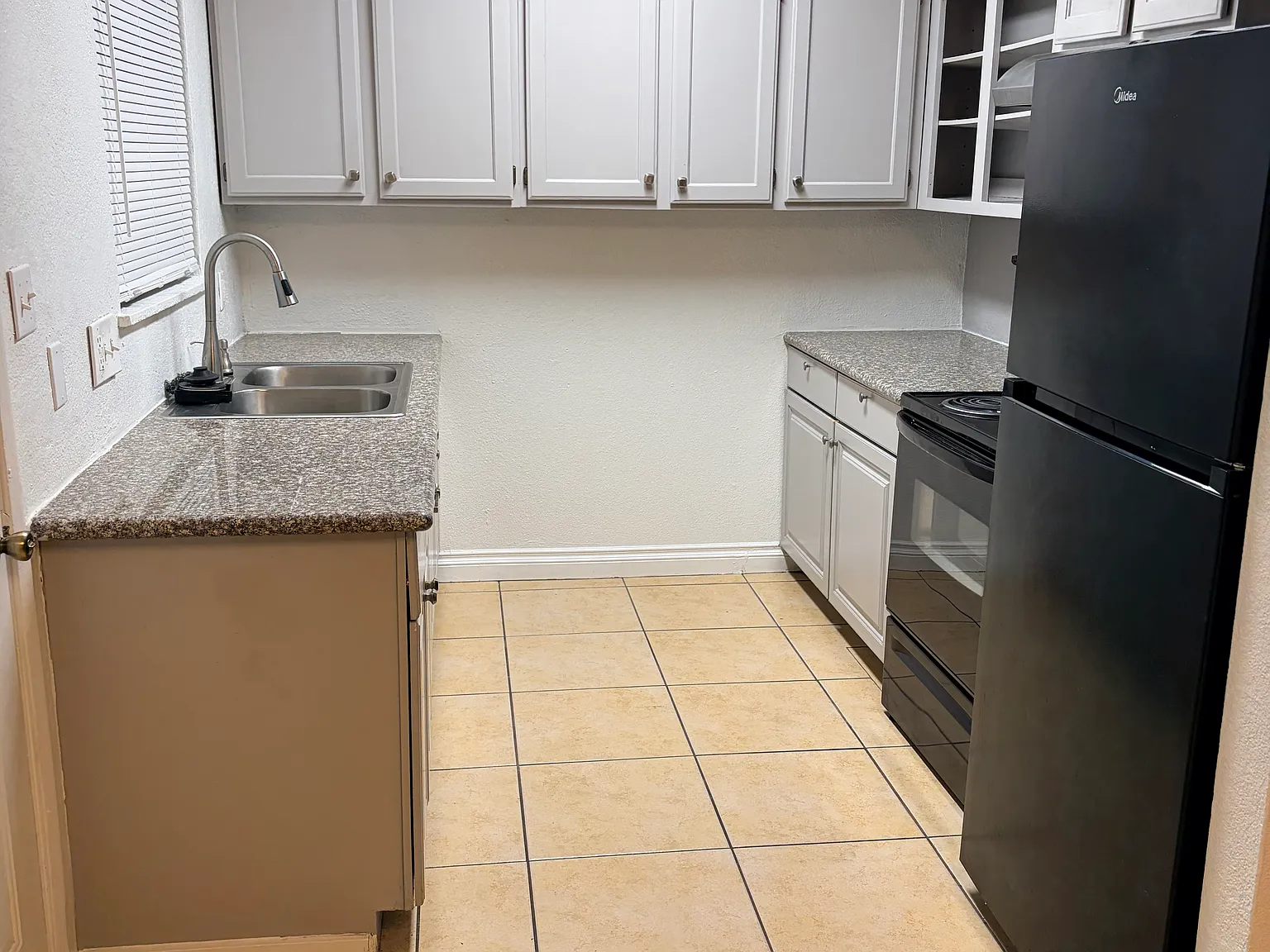 3 bed, 875 sqft, $2,000 — Photo 3