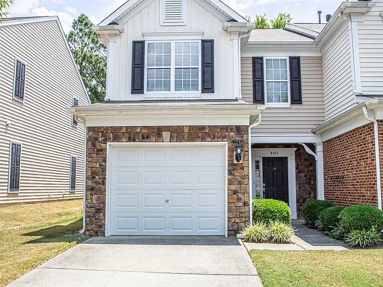 8312 Pilots View Dr — Photo 1